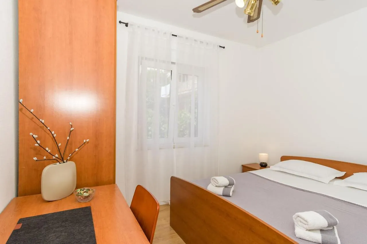 Apartments And Room Mira Crikvenica 0*,